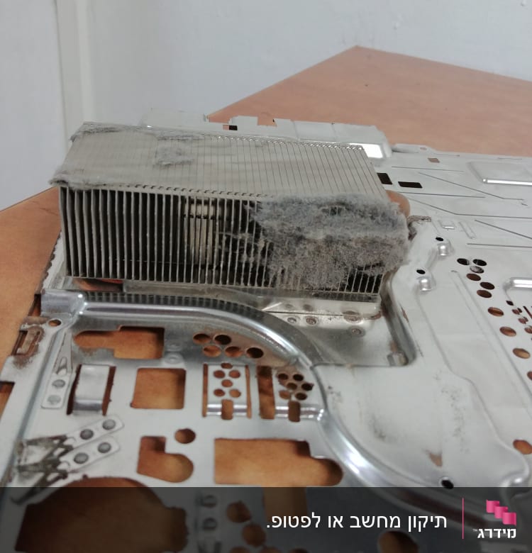 קירור מתכתי עם אבק על לוח אם